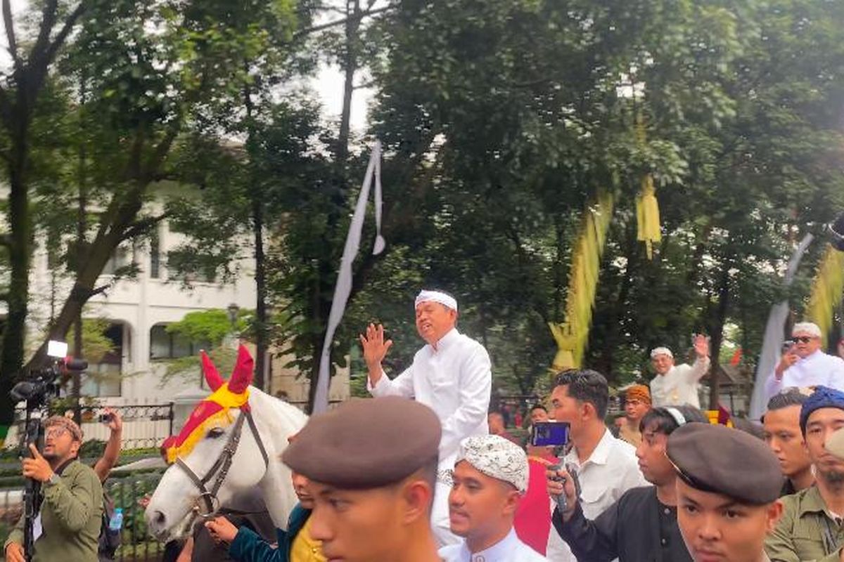 Gubernur Jawa Barat, Dedi Mulyadi saat menaiki kuda dalam rangkaian kirab Jabar Hudang HUT ke-80 Jabar dari Gedung Merdeka menuju Gedung Sate, Kota Bandung, Selasa (19/8/2025).
