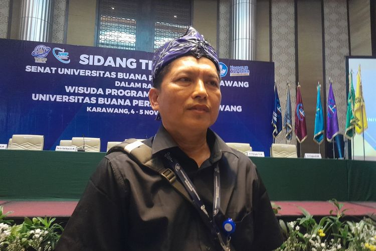 Nandang (54), OB di Karawang yang lulus kuliah di FKIP Prodi PPKn UBP Karawang saat prosesi wisuda di Hotel Resinda, Karawang, Jawa Barat, Sabtu (4/11/2023).