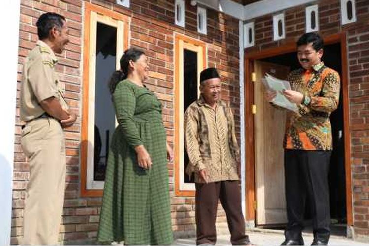 Menteri ATR/Kepala BPN Hadi Tjahjanto saat membagikan sertifikat konsolidasi tanah di Desa Penawangan, Kecamatan Pringapus, Kabupaten Semarang, Provinsi Jawa Tengah, pada Senin (12/12/2022).
