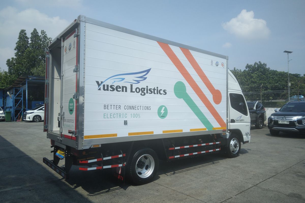 Mitsubishi Fuso eCanter menjadi truk perbekalan operasional PT Yusen Logistics Indonesia.