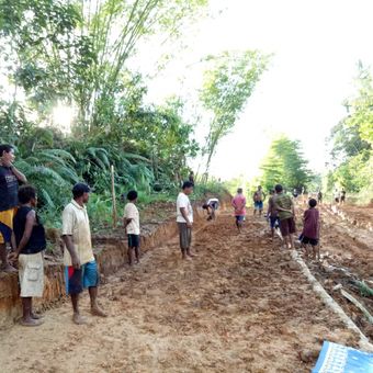 Warga Ninati sedang memperbaiki jalan secara swadaya. Mereka bahkan menginap hingga 3 hari untuk memperbaiki jalan tersebut.