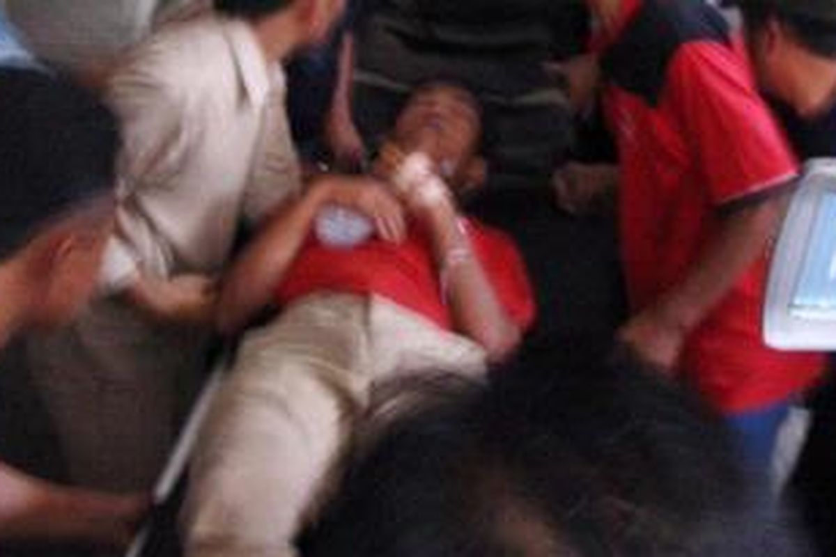 David, satu dari empat korban ledakan di PT Pindad saat dibawa ke Rumah Sakit Saiful Anwar, Kota Malang, Rabu (2/6/2010).