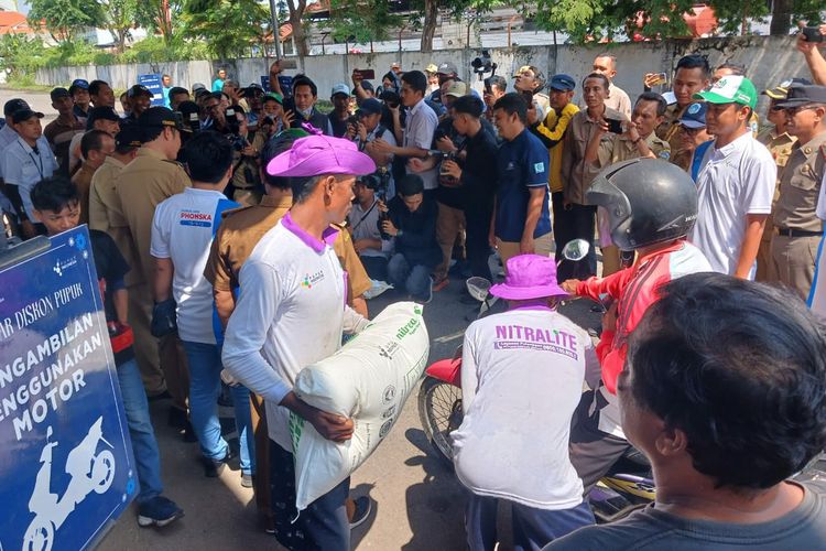 Antusias petani dan petambak saat gebyar pasar murah pupuk hajatan PT Pupuk Indonesia di GPP Lamongan, Jawa Timur, Selasa (30/1/2024).