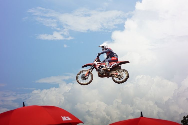 Pebalap asal Indonesia, Muhammad Delvintor Alfarizi beraksi saat mengikuti Race 2 di MXGP Palembang, 6-7 Juli 2019.