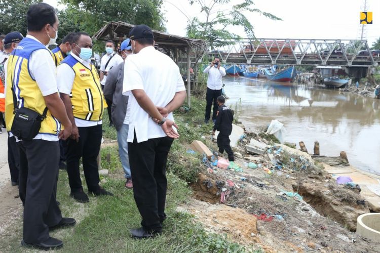Wakil Menteri PUPR Jhon Wempi Wetipo saat meninjau pembangunan duplikasi Jembatan Peureulak, Rabu (9/12/2020) .