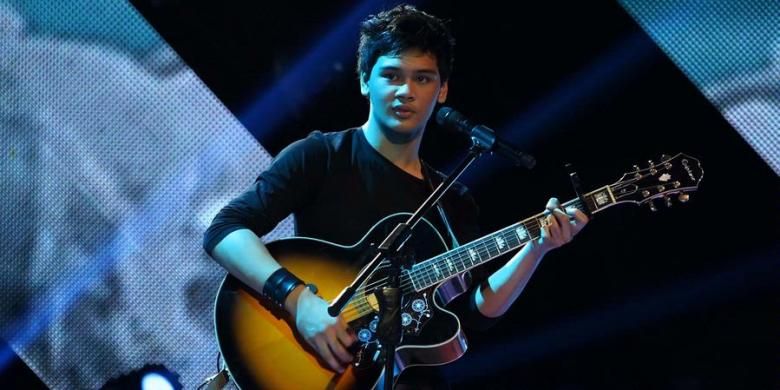 Finalis lima besar X Factor Indonesia, Mikha Angelo, tampil pada babak Gala Show (babak eliminasi) ke-10 X Factor Indonesia, yang digelar di Studio 8 RCTI, Kebon Jeruk, Jakarta Barat, Jumat (26/4/2013) malam. 