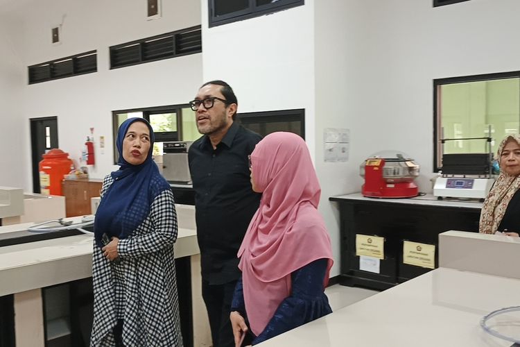 Wakil ketua DPRD Jabar, Ono Surono saat sidak ke SMK Negeri 13 Kota Bandung menindaklanjuti laporan dugaan pungutan liar (Pungli) kepada siswa, Kamis (22/5/2025).