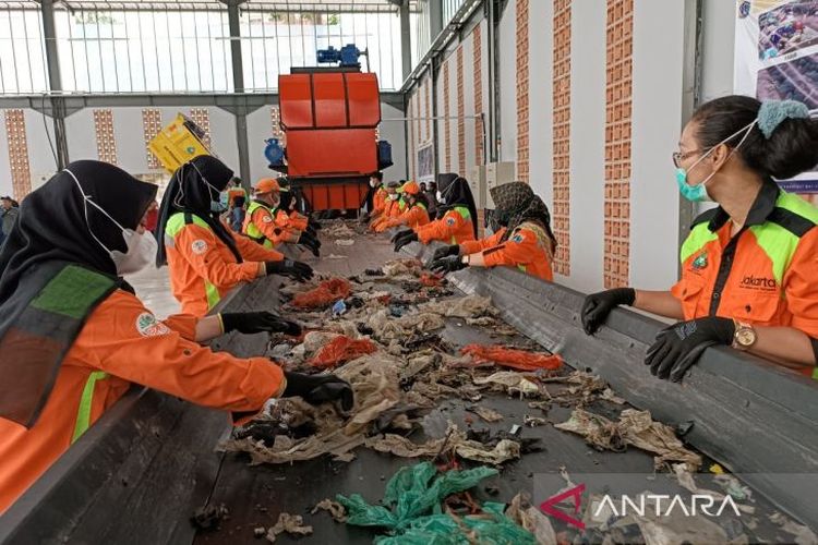 Pekerja memilih sampah di TPS 3R Kelurahan Pejaten Barat, Jakarta, Jumat (16/2/2024).