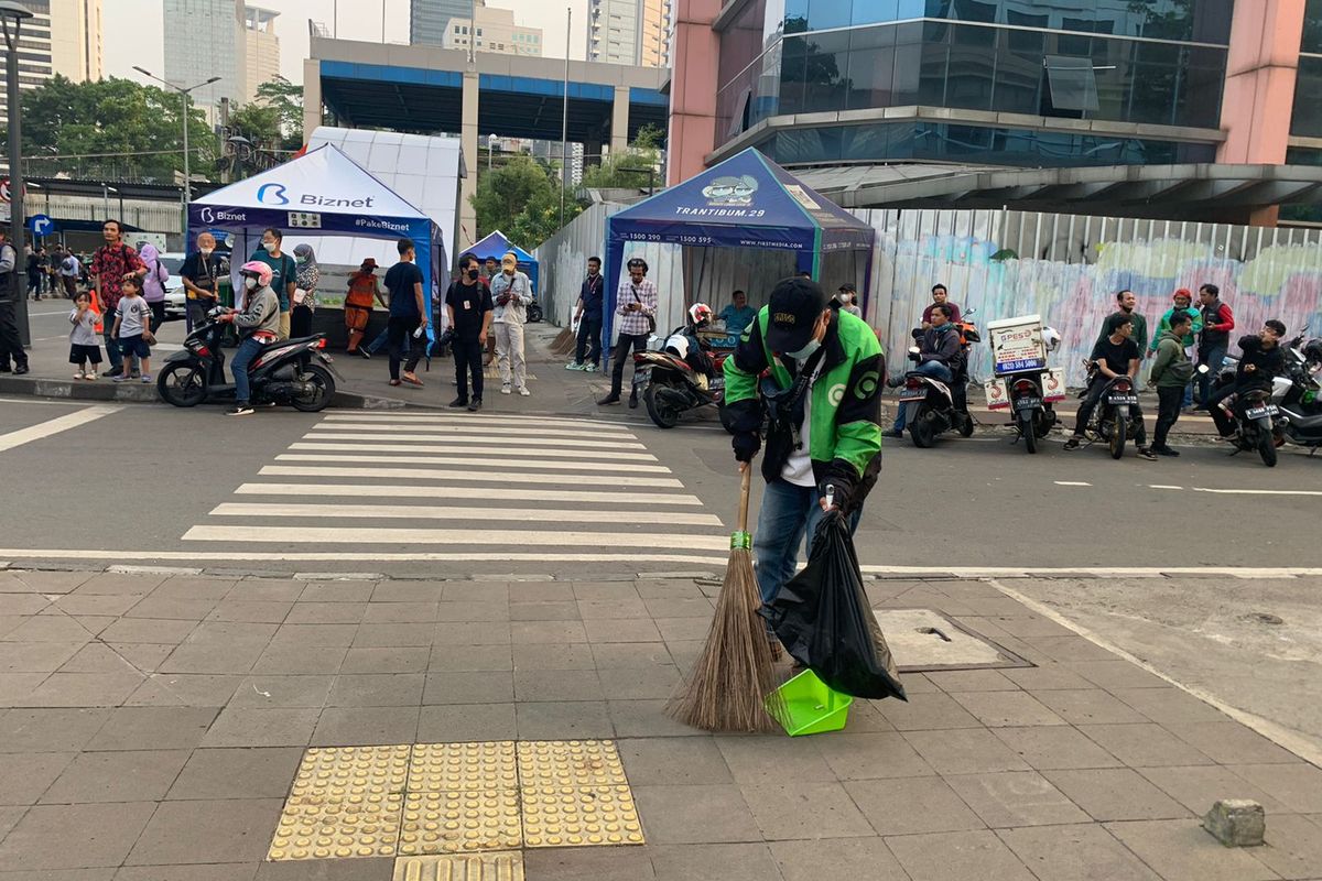 Berawal dari keserakahannya melihat lingkungan Dukuh Atas banyak sampah, Abdul Razak seorang pengemudi ojek online berinisiatif melakukan bersih-bersih di kawasan Stasiun MRT Dukuh Atas, Jakarta Pusat, Selasa (26/7/2022).