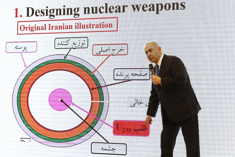 Perdana Menteri Israel Benjamin Netanyahu memberikan presentasi soal bukti bahwa Iran menyembunyikan senjata nuklirnya melalui Proyek Amad di Tel Aviv, Senin (30/4/2018).