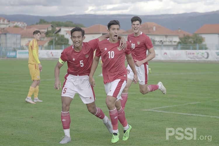 Jack Brown (nomor punggung 10), Rizky Ridho (5), dan Elkan Baggott (30) merayakan gol timnas U19 Indonesia ke gawang Makedonia Utara pada Minggu (11/10/2020) di Kroasia.