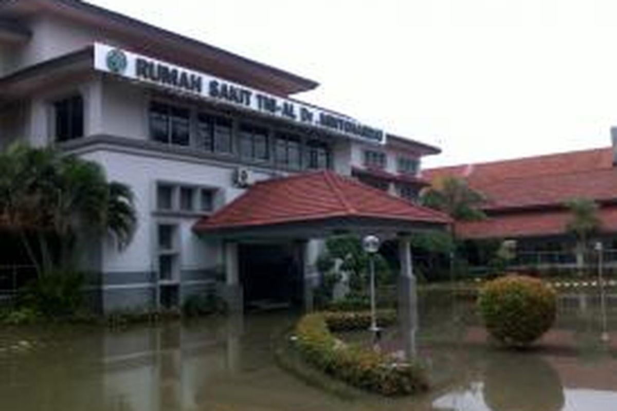 Rumah Sakit Angkatan Laut Mintohardjo mengalami banjir akibat luapan Kali Krukut, Sabtu (18/1/2014).