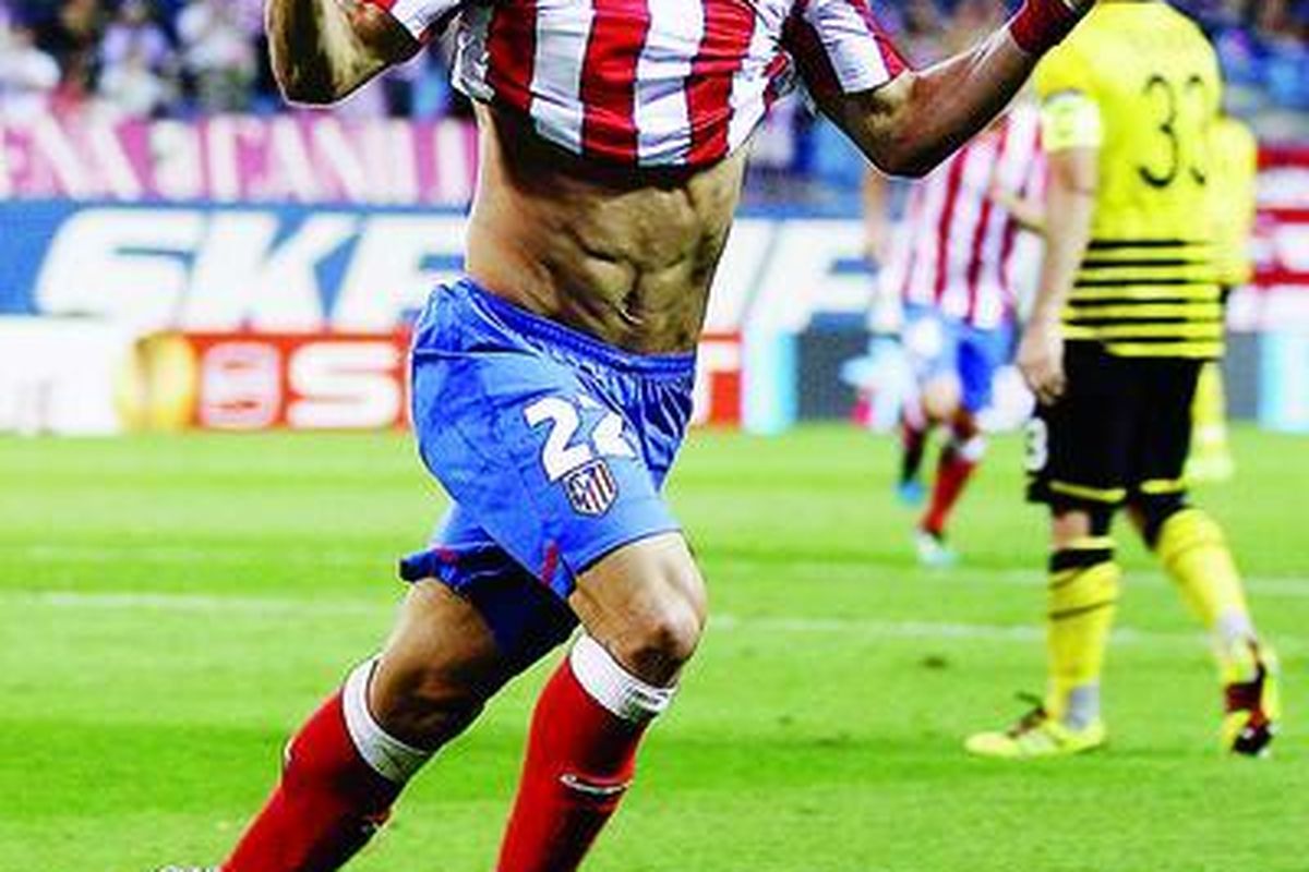 Pemain Atletico Madrid Diego Ribas da Cunha bergembira sesudah mencetak gol ke gawang Celtic dalam laga Liga Europa di Stadion Vicente Calderon, Madrid, Kamis (15/9).