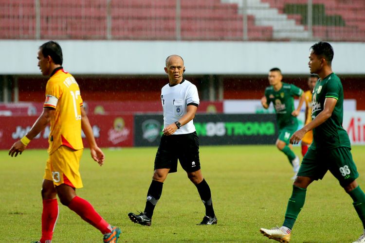 Wasit Ginanjar Rahman Latief memimpin pertandingan pekan ke-14 Liga 1 2022-2023 antara Persebaya Surabaya melawan Persik kediri yang berakhir dengan skor 1-1 di Stadion Maguwoharjo Sleman, Selasa (13/12/2022) sore.