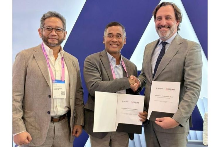 Penandatanganan Nota Kesepahaman antara Mitratel dan AALTO disaksikan oleh Direktur Strategic Business Development & Portfolio Telkom Seno Soemadji (paling kiri). 