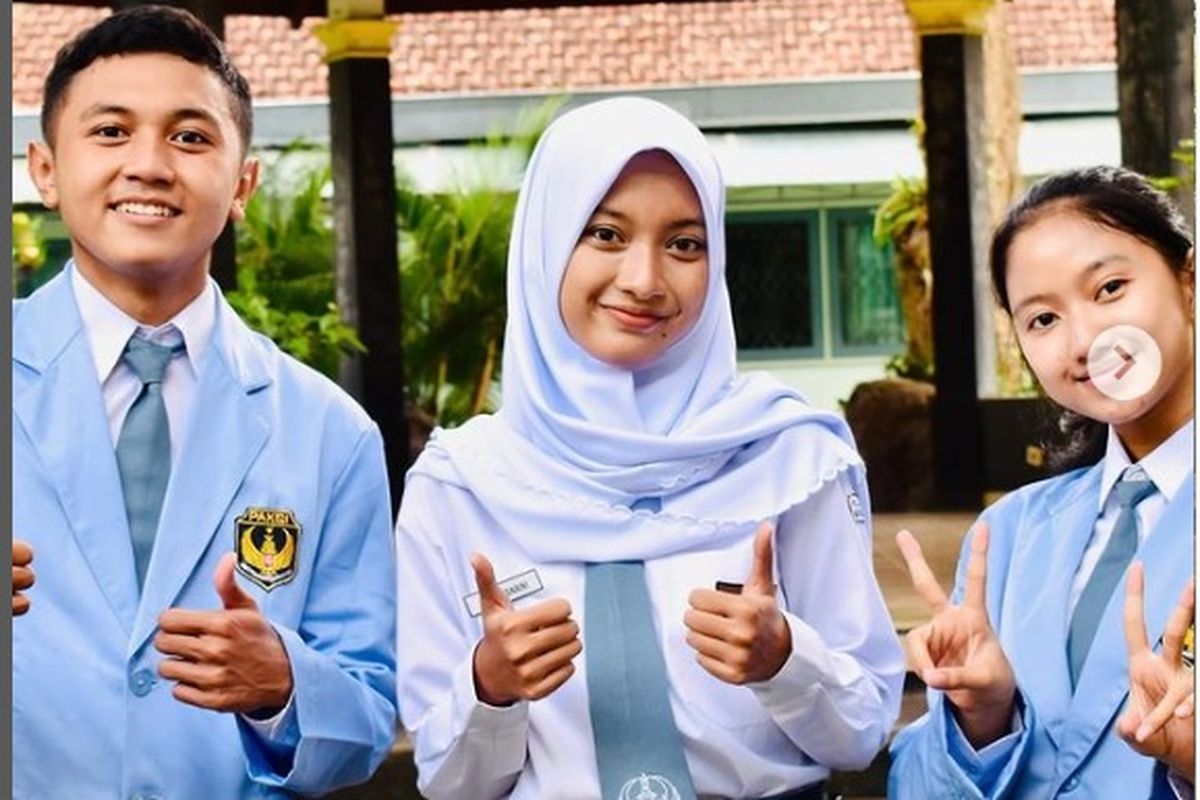 Siswa SMAN 8 Yogyakarta sedang menggunakan seragam yang khusus digunakan pada hari Senin dan Selasa.