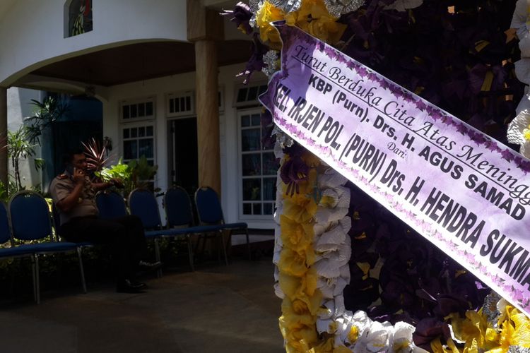 Kapolres Malang Kota AKBP Asfuri saat mendatangi di rumah mantan Wakapolda Sumatera Utara (Sumut) Kombes Pol (Purn) Agus Samad yang ditemukan meninggal di rumahnya, Selasa (27/2/2018)