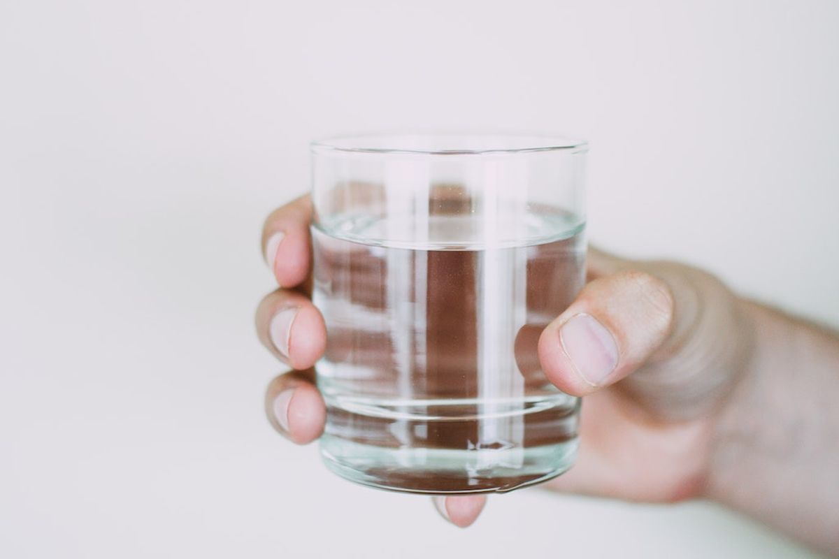 6 Manfaat Minum Air Putih Setelah Bangun Tidur yang Pantang Dilewatkan
