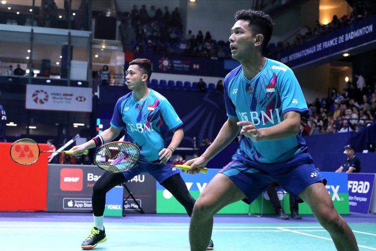 Ganda putra Indonesia, Fajar Alfian/Muhammad Rian Ardianto, ketika menghadapi M.R Arjun/Dhruv Kapila (India) pada babak pertama French Open 2022, Rabu (26/10/2022). Fajar/Rian melangkah ke 16 besar French Open 2022 setelah melibas Arjun/Kapila via straight game.   Terkini, Fajar/Rian takluk dari jagoan Inggris, Ben Lane/Sean Vendy, pada 16 besar French Open 2022, Kamis (27/10/2022) malam WIB.