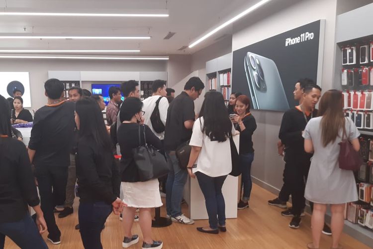 Antrean iPhone 11 di iBox Central Park, Jumat (6/12/2019).