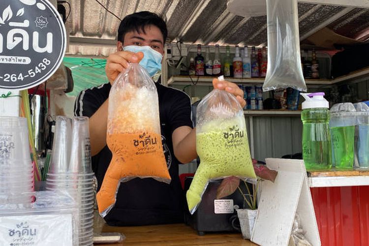 Kedai thai tea bernama Cha Deen yang terletak di Lam Phlai, Provinsi Songkhla, Thailand baru-baru ini menjadi perhatian netizen ?Negeri Gajah Putih?karena pilihan kemasannya.