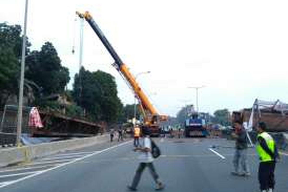 Kondisi di sekitar KM 8 ruas tol BSD arah Bintaro, dekat rest area, Senin (16/5/2016) pagi. Reruntuhan jembatan penyeberangan yang ambruk akibat ditabrak truk mulai dievakuasi dari lokasi.