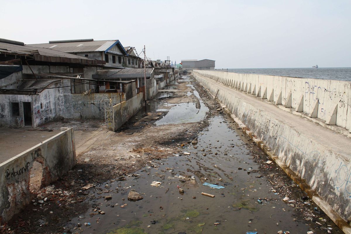 Kondisi akses jalan tergenang rob (air pasang laut) di sekitar tanggul laut, Muara Baru, Jakarta Utara, Sabtu (12/10/2019). Pemerintah Provinsi DKI Jakarta dan Kementerian Pekerjaan Umum dan Perumahan Rakyat (PUPR) mengambil alih pembangunan segmen tanggul laut National Capital Integrated Coastal Development ( NCICD) di utara Jakarta.