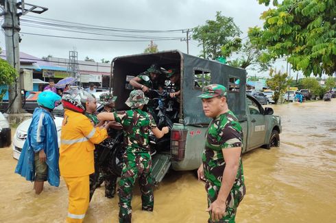 Saat TNI di Sorong Bantu Seberangi Motor Warga yang Terjebak Banjir...