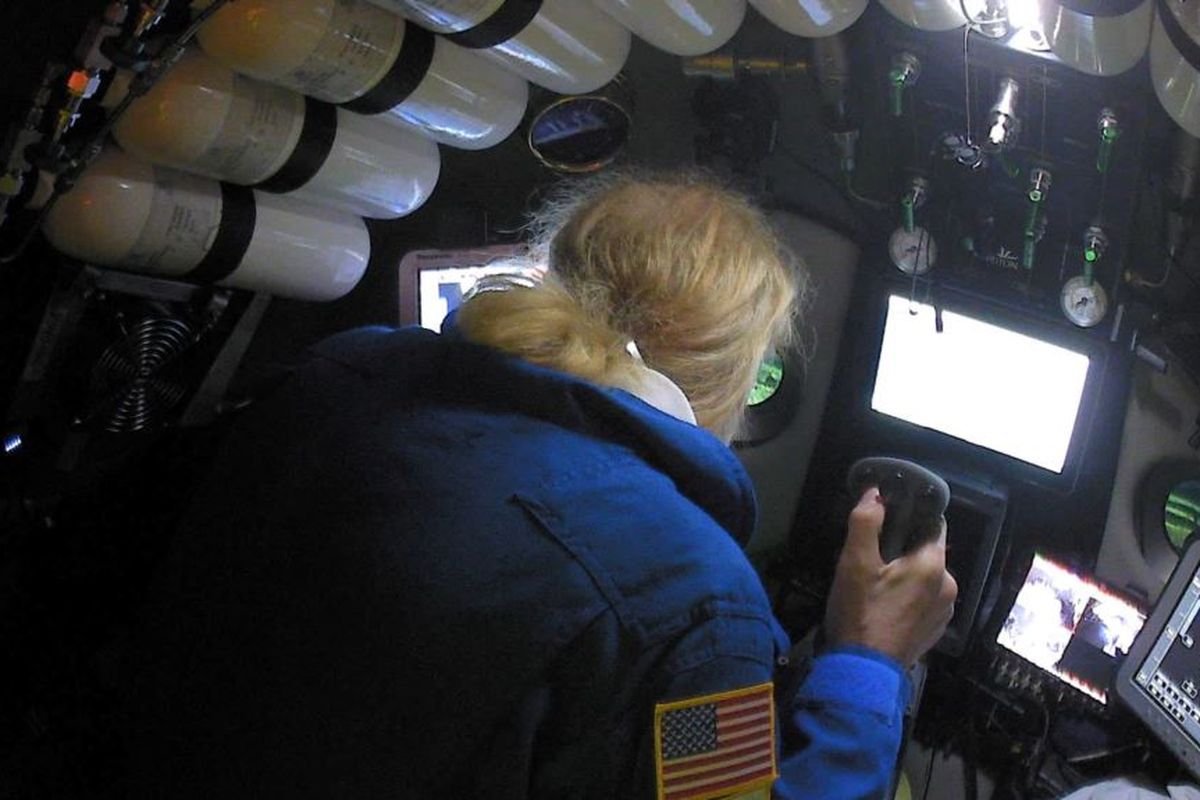Penjelajah Dasar Laut, Victor Vescovo mengendarai kapal selam DSV Limiting Factor di Palung Mariana, Lautan Pasifik, 13 Mei 2019. (Foto courtesy: Discovery Channel).