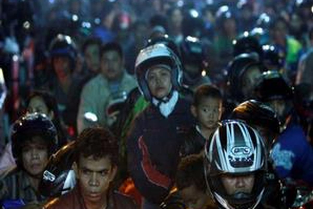 Antrean kendaraan para pemudik terlihat memadati Pelabuhan Merak, Banten, Jumat (18/9). Menjelang Lebaran kepadatan arus kendaraan yang akan menyeberang di pelabuhan ini mengalami peningkatan. Pemudik harus rela antre berjam-jam untuk bisa terangkut kapal feri menuju Pelabuhan Bakauheni, Lampung. 