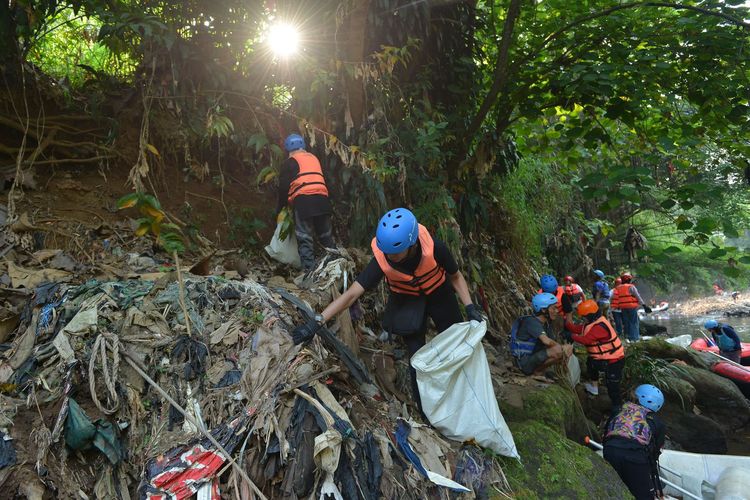 PT Perusahaan Gas Negara (PGN) Tbk menggelar kegiatan Arung Edukasi Sungai Ciliwung yang diharapkan membersihkan Sungai Ciliwung yang tercemar limbah pabrik dan limbah rumah tangga pada Sabtu, (27/07/2024). 