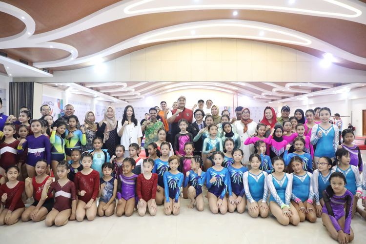 Angela Gilsha hadir mendampingi Menpora Dito dalam kunjungannya ke Kejuaraan Indonesia Gymnastics Open Ke-2 Tahun 2023, di Tangerang Convention Center (TCC), Kota Tangerang, Provinsi Banten, Kamis (6/7/2023) lalu.