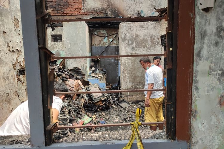 Sebagian korban kebakaran di Jalan Minangkabau Dalam, RT 008 RW 014, Menteng Atas, Setiabudi, Jakarta Selatan, kembali mendatangi rumah mereka yang terbakar, Senin (5/9/2022). Mereka berupaya mencari barang berharga yang tersisa.
