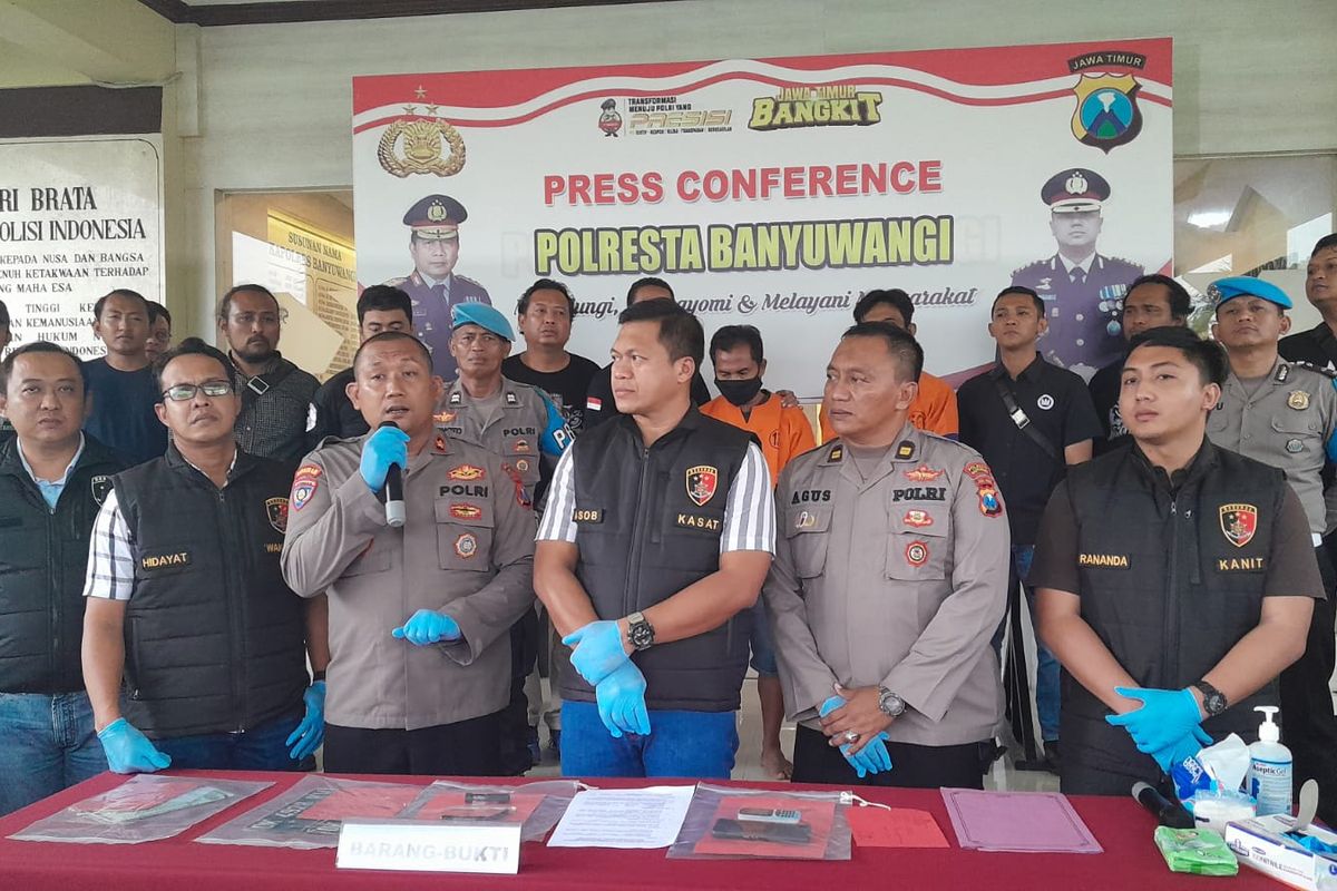 Polisi saat menggelar press release di Mapolresta Banyuwangi 