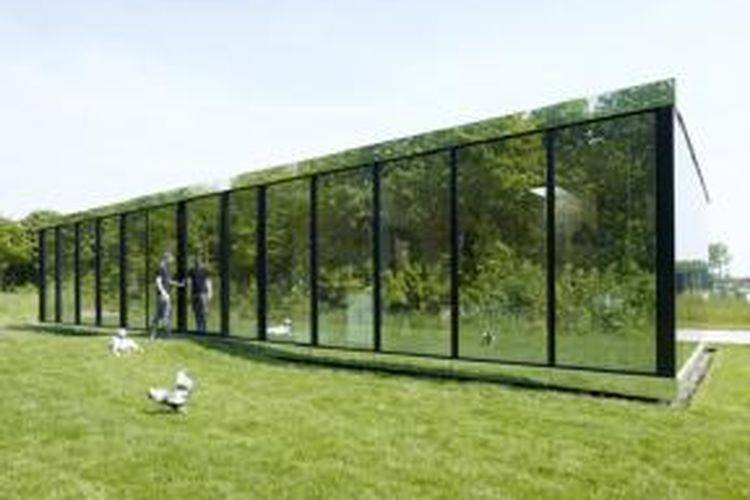 Mirror House, rumah kaca yang mengamuflase pandangan dari luar menuju interior ruangan.