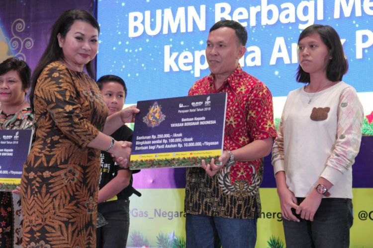 Direktur SDM dan Umum PT PGN Tbk  Desima Equalita Siahaan membagikan kado Natal kepada 500 anak yatim piatu dari 15 panti asuhan saat perayaan Natal Bersama BUMN di Hotel Novotel Pekanbaru, Riau, Sabtu (15/11/2018)