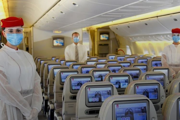 Awak kabisn Emirates gunakan alat pelindung diri saat bertugas di pesawat