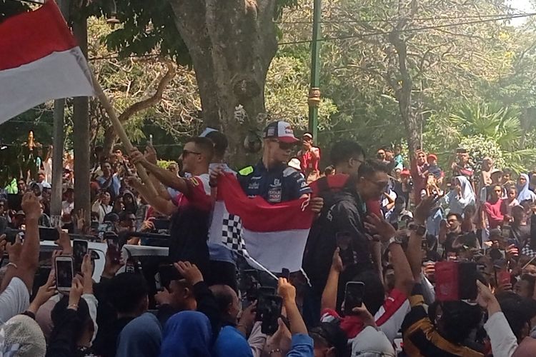 Parade pebalap MotoGP di Mataram disambut antusias warga, Rabu (11/10/2023)