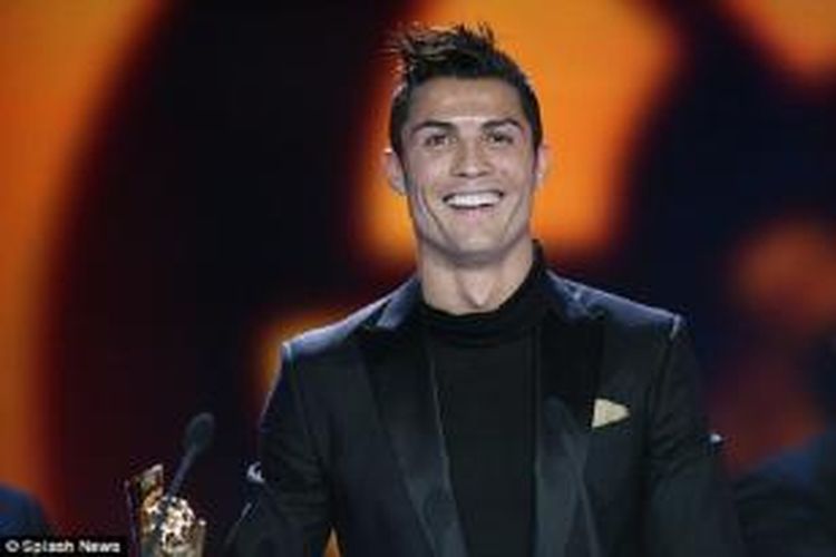 Penyerang Real Madrid Cristiano Ronaldo saat menerima penghargaan sebagai pemain favorit dalam LFP Award 2012/2013