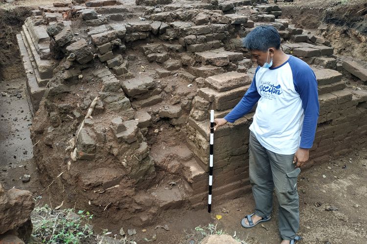 Nugroho Harjo Lukito, Arkeolog BPCB Jawa Timur saat berada di Situs Klotok, Kota Kediri, Jawa Timur, Kamis (24/6/2021).