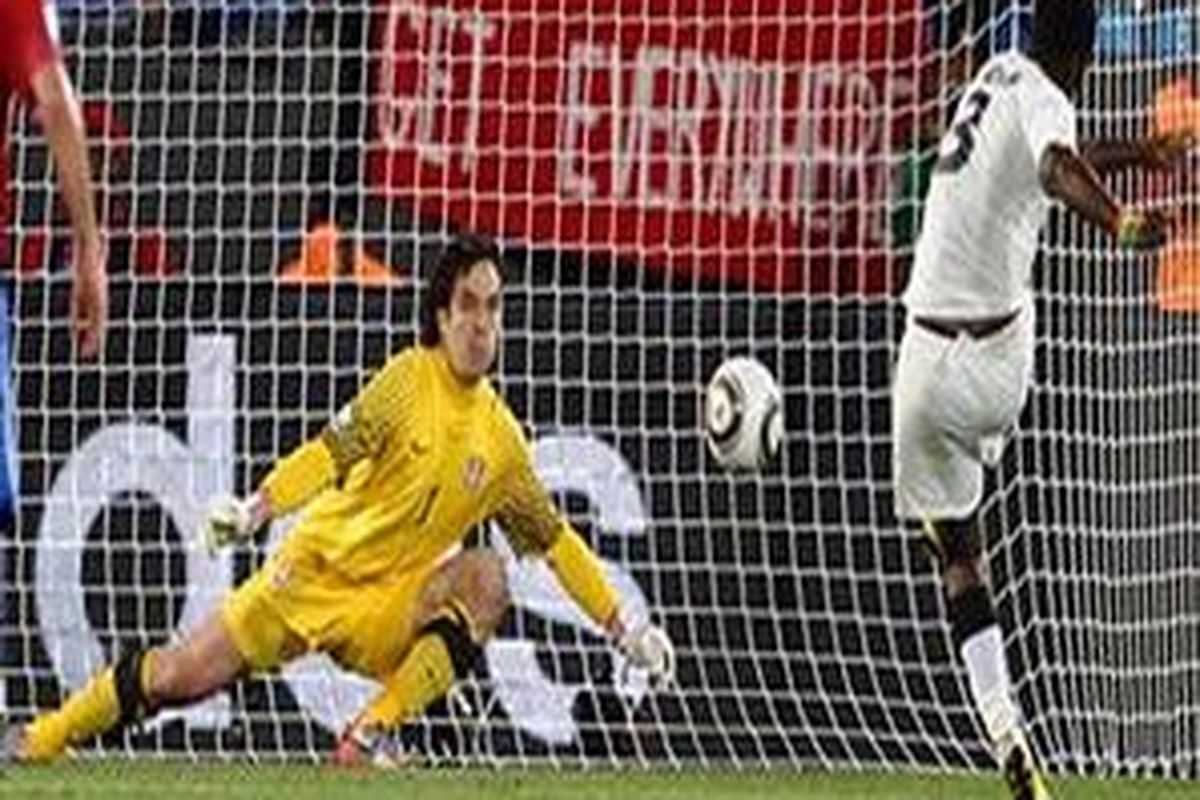 Penyerang Ghana, Asamoah Gyan (kanan), mencetak gol ke gawang Serbia dari titik penalti, pada babak penyisihan grup Piala Dunia 2010 Afrika Selatan, Minggu (13/6/2010).