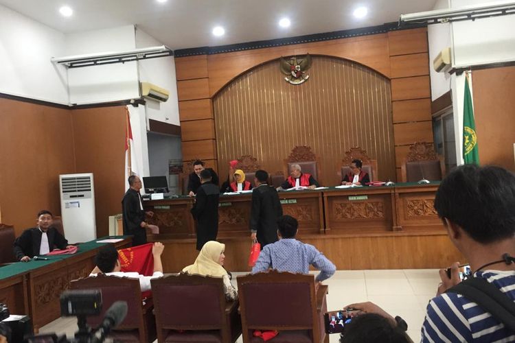 Sidang lanjutan kasus dugaan pencemaran nama baik trio ikan asin di Pengadilan Negeri Jakarta Selatan, Senin (13/1/2020).
