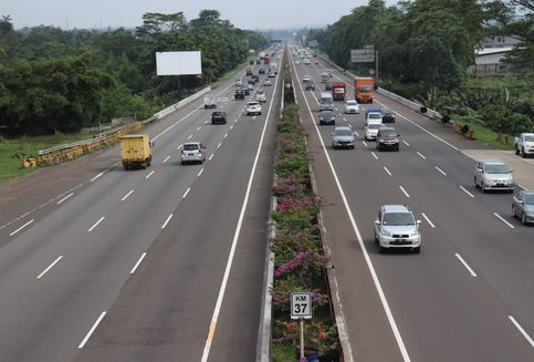 Pahami Bahaya Mengemudi di Lajur Kanan Jalan Tol
