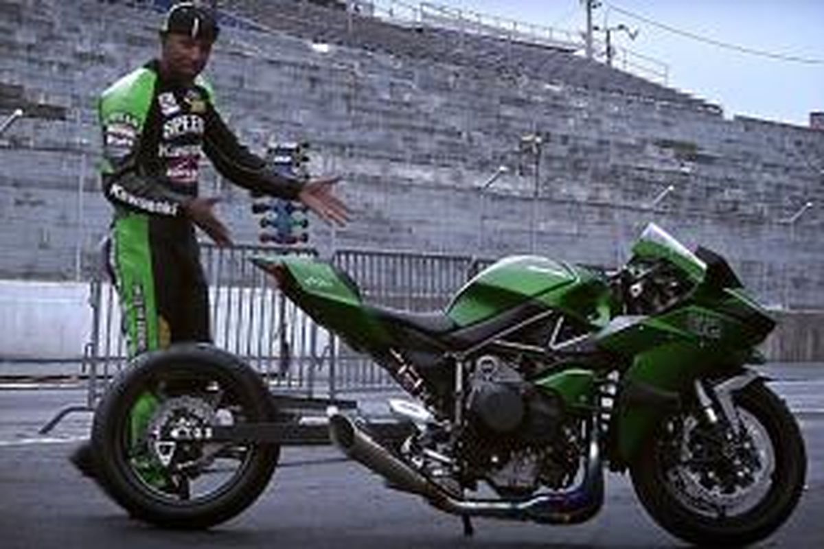 Kawasaki Ninja H2 untuk Drag Race hasil modifikasi juara balap drag 11 kali Rickey Gadson.