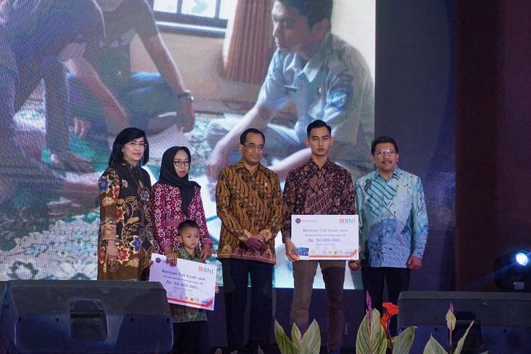 Kemenhub memberikan bantuan kepada keluarga petugas jalan tol yang mengalami kecelakaan saat bertugas berupa uang santunan di Gedung Pancagatra Dwiwarna Purwa, Jakarta, Jumat (6/7/2018).