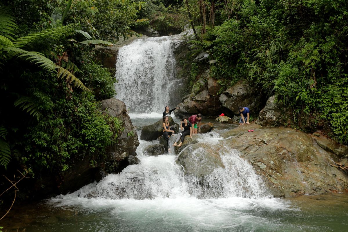 Pengunjung suasana di Curug Hordeng di Kampung Cibereum, Desa Cibadak, Kecamatan Sukamakmur, Kabupaten Bogor, Jawa Barat, Selasa (27/10/2020). Di kawasan ini pengunjung bisa menikmati wisata curug dan trekking menuju 3 destinasi curug yaitu curug cibuliar, curug kembar dan curug hordeng.