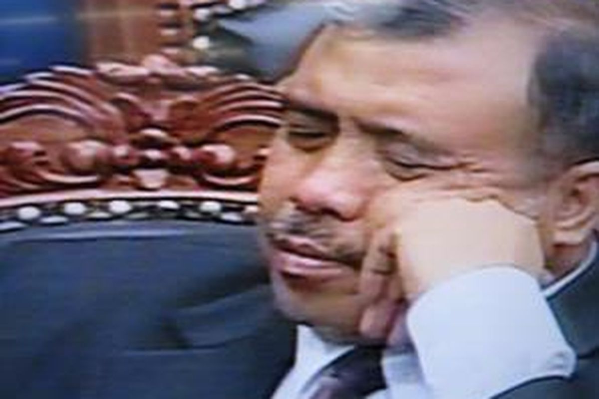 Menteri Hukum dan HAM PAtrialis Akbar tertangkap kamera televisi tengah memejamkan mata untuk waktu yang cukup lama. Pemandangan ini terjadi dalam sidang lanjutan uji materil UU Nomor 30 Tahun 2002 tentang KPK yang berlangsung di Gedung Mahkamah Konstitusi (MK), Selasa (3/11) siang.