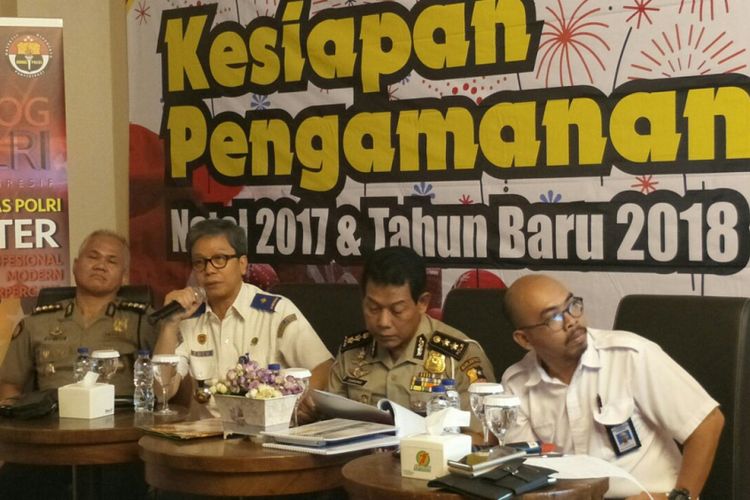 Direktur Angkutan dan Multimoda, Direktorat Jenderal Perhubungan Darat, Kemenhub (kedua dari kiri) Cucu Mulyana dalam diskusi Kesiapan Pengamanan Natal 2017 & Tahun Baru 2018 di Melawai, Jakarta Selatan, Senin (11/12/2017).