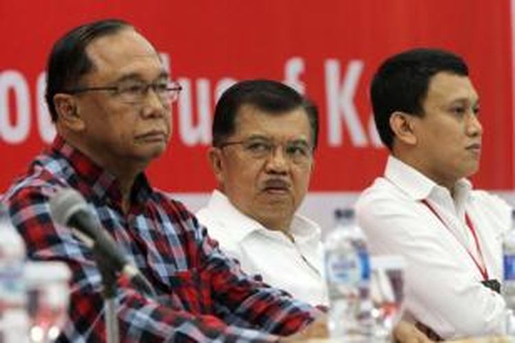 Dewan Pembina Seknas Jokowi yang juga Ketua MPR, Sidarto Danusobroto (kiri) bersama bakal cawapres dari poros PDIP, Jusuf Kalla (tengah), dan anggota pemenangan Jokowi-JK, Abdul Kadir Karding, menghadiri rapat koordinasi Seknas Jokowi di Jakarta Pusat, Minggu (25/5/2014). Rapat yang dihadiri perwakilan Seknas dari seluruh Jawa ini untuk menyatukan strategi pemenangan pasangan Jokowi-JK pada pilpres Juli mendatang.
