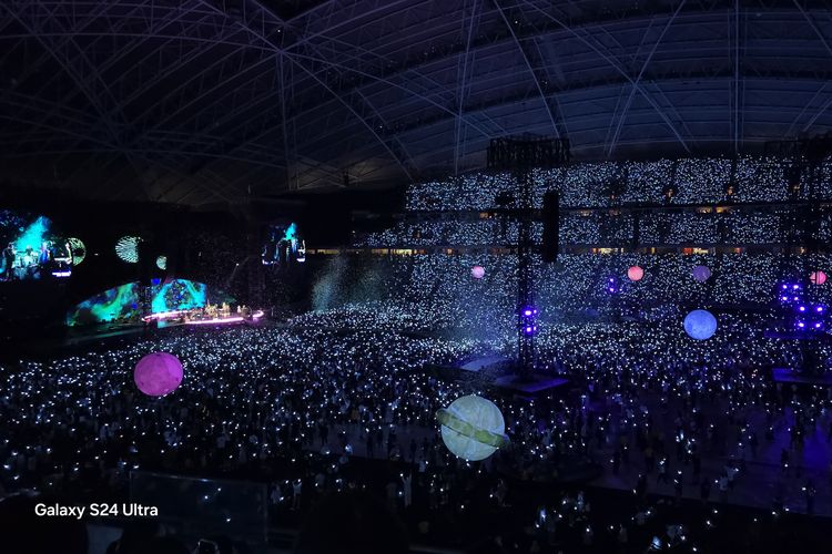 Experience yang dihadirkan selama konser Coldplay di Singapura. Ada balon-balon planet yang diposisikan berurutan seperti di tata surya